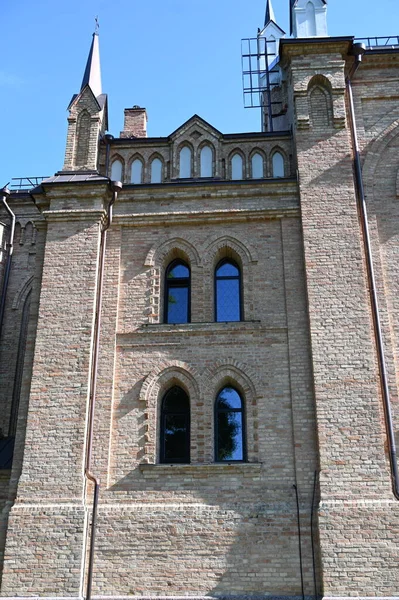Neogotycki Budynek Kościoła Katolickiego Fragment Bocznej Fasady Wieża Krekenava Litwa — Zdjęcie stockowe