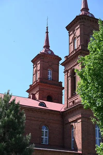 Şehirdeki Kilise Kırmızı Tuğlalı Duvar Kilisesi Panevezys Litvanya — Stok fotoğraf