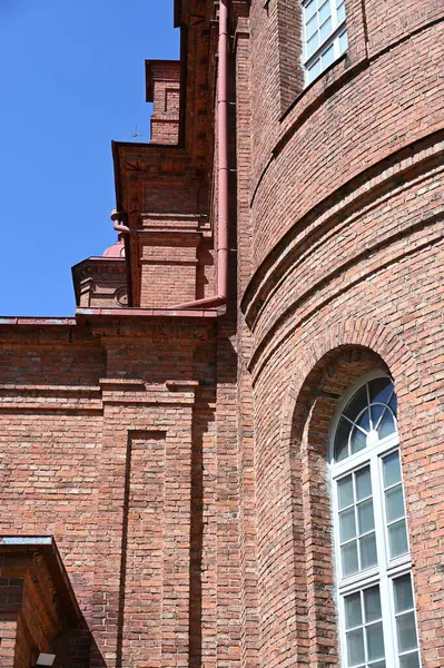 Κόκκινο Τούβλο Εκκλησία Τοιχοποιίας Πρόσοψη Θραύσμα Panevezys Λιθουανία — Φωτογραφία Αρχείου