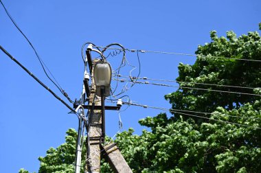 Mavi arka planlı elektrik hatları