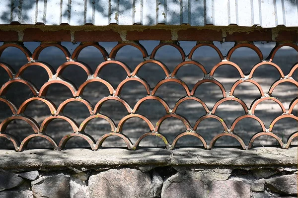 曲げられた陶磁器の要素から成っている歴史的な塀 — ストック写真