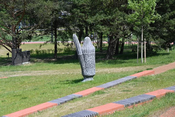 パネヴィス リトアニアの都市公園で近代的な形の芸術の作品 — ストック写真