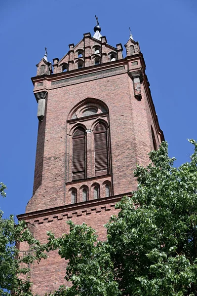 立陶宛Kupikis新哥特式天主教堂塔楼 — 图库照片