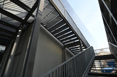 Şehrin modern mimarisi - açık merdivenler