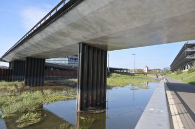 lkaunas şehrinde köprüsü olan bir köprü.