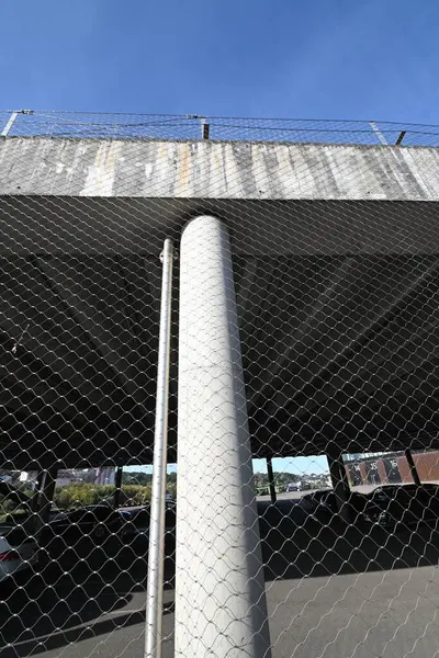 Kaunas şehrinin caddesindeki otoparkta.