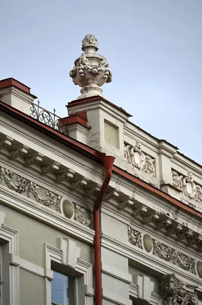 Фасад Старого Дома Окнами Балконами — стоковое фото
