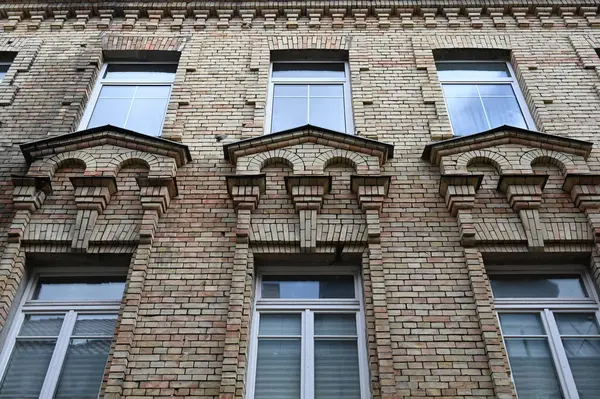 Стара Цегляна Будівля Вікнами — стокове фото