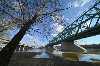 Nehrin üzerindeki köprü