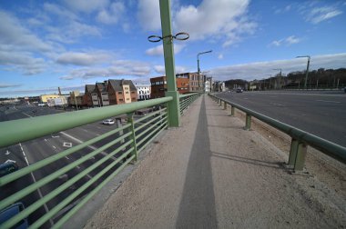 Karşıdan karşıya geçen bir yaya.