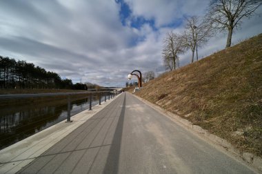 Nehrin üzerindeki köprü