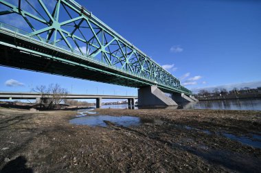 Nehrin üzerindeki köprü