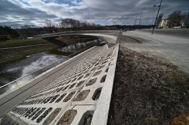 Şehir parkında yaya köprüsü