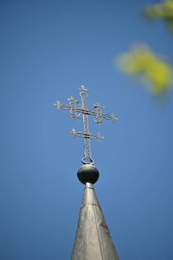 Kilisenin çatısında çapraz