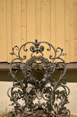 Eski metal bir çitin üzerindeki paslı demir lamba.