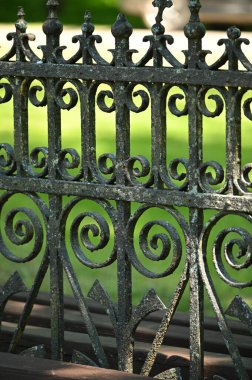 Parkta eski metal işlenmiş demir çitler