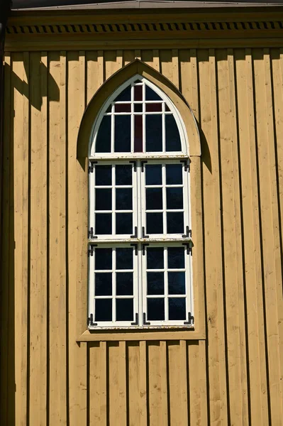 Окно Деревянной Стене Желтым Окном — стоковое фото