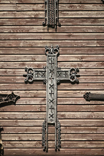 старая деревянная дверь с крестом