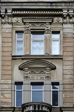 Bir binanın ön cephesi