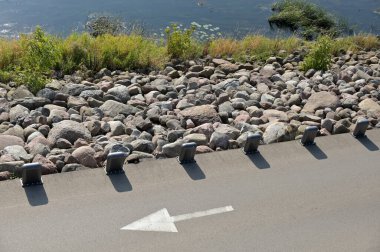 Dağlarda asfalt yol