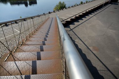 Köprü nehir kıyısında. Köprü suya yansıyor. Köprü yansıtılıyor.