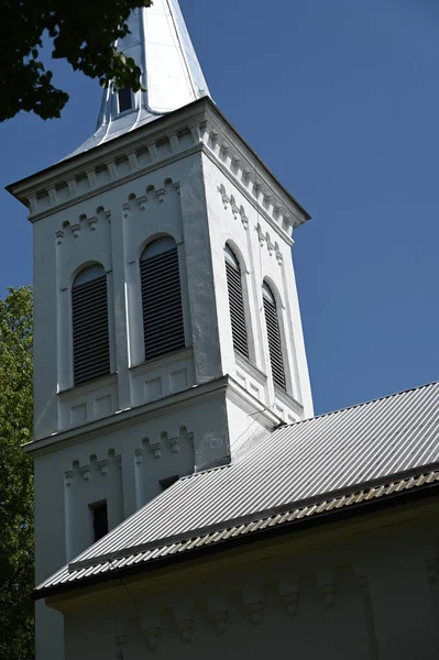 Kilise ve çan kulesi.