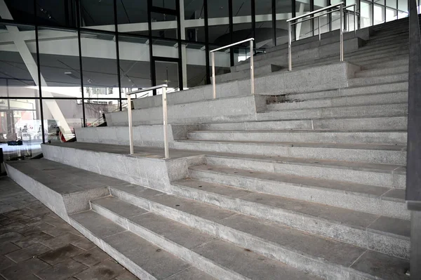 Degraus Escada Com Corrimão Metal — Fotografia de Stock