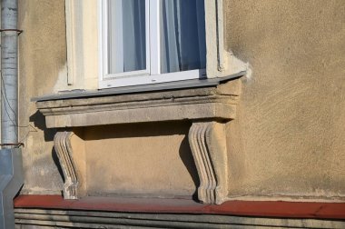 Eski bir binanın penceresi