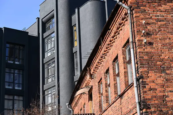 Litvanya 'daki Kaunas şehri ve eski bir okul ve eski bir bina.