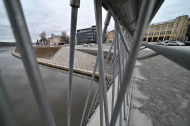 Litvanya 'nın Kaunas şehrindeki kanal üzerindeki köprü.
