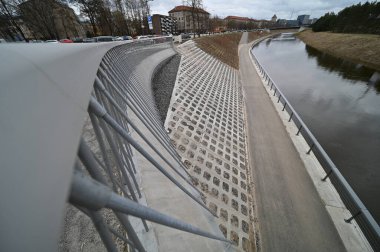 Parktaki yaya köprüsünün manzarası.