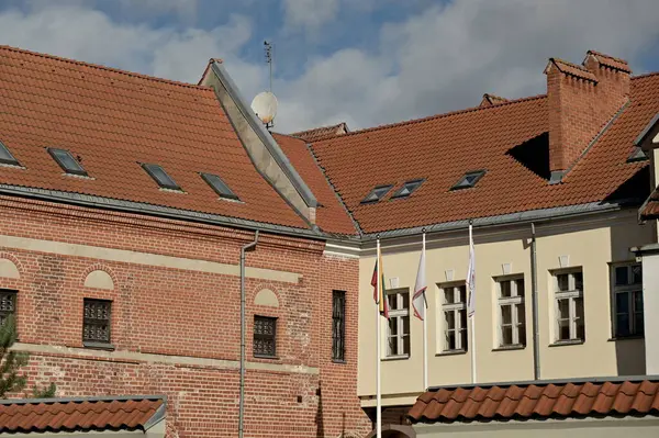 Niski Kąt Ujęcia Budynku Czerwonymi Cegłami Murowanym Dachem Pod Błękitnym — Zdjęcie stockowe