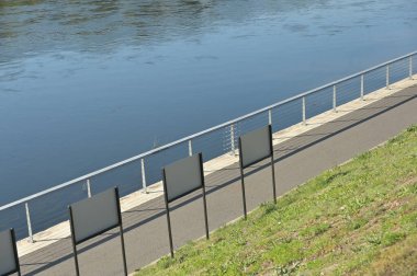 metal çit ve köprü