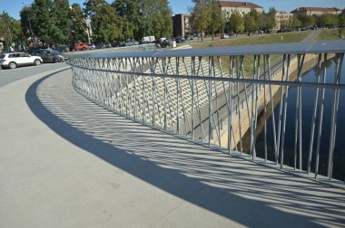 Nehrin üzerindeki köprü