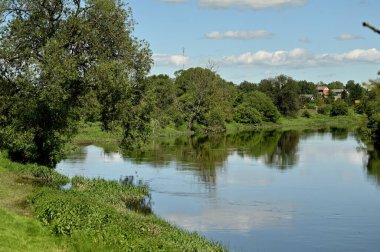 Güneşli bir günde Nehir.
