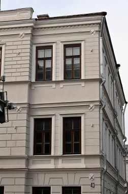 Çatılı evin ön cephesi.