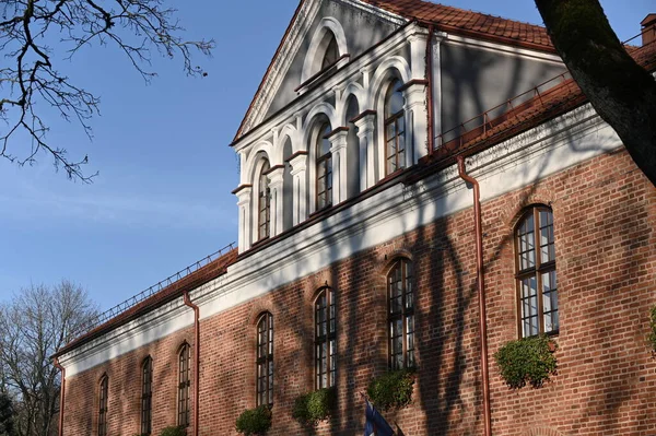 Litvanya 'nın Raudondvaris kentindeki eski bina.