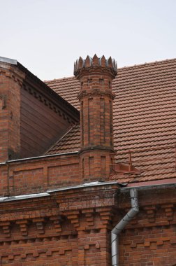 çatısı olan eski tuğla duvar.