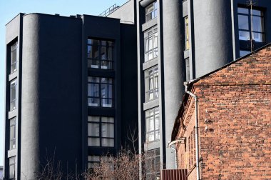 Güneşli bir günde yeni apartman.