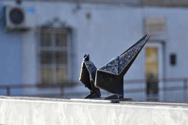 Mavi gökyüzünün arka planında bir at heykeli. yüksek kaliteli fotoğraf, ukmerge, Litvanya