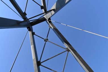 Mavi gökyüzü olan metal çatı