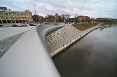 Litvanya 'nın Kaunas şehrinde bir kanal manzarası