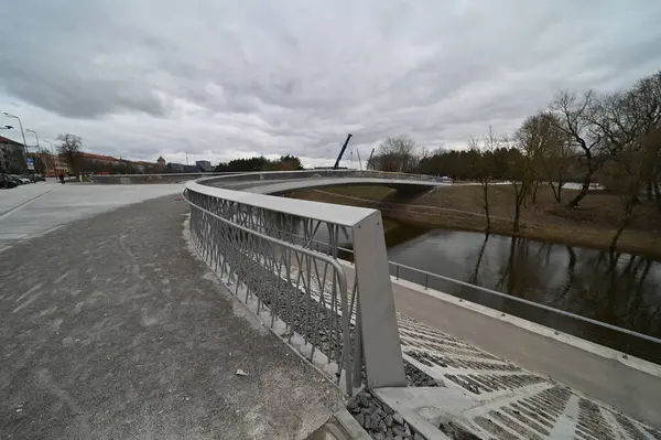 Köprü, nehrin ortasındaki bir köprüdür.,