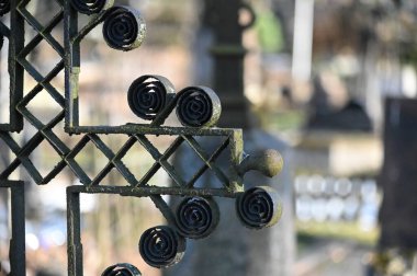 Beyaz arkaplanı olan metal bir çiti kapatın.