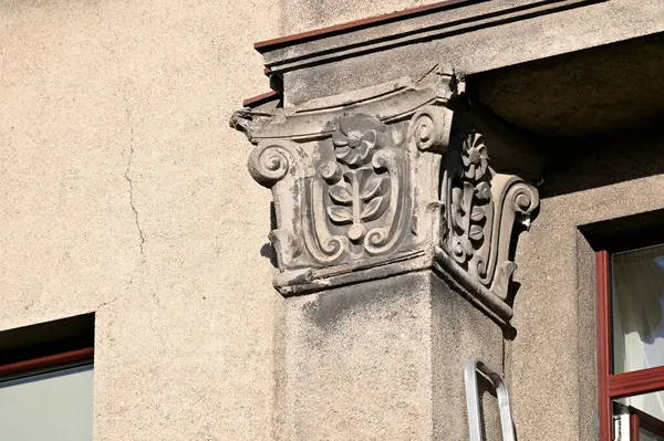 Eski bir binanın cephesi.