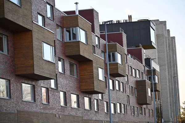 Modern bir apartmanın ön cephesi