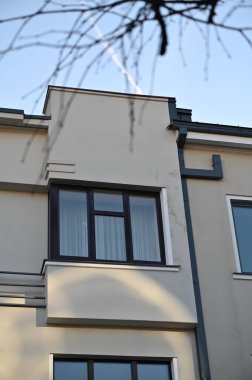 Modern apartman dış mimarisi.