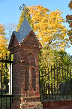 Vandziogala 'da altın kapı, sonbaharda Litvanya.