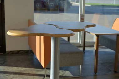 Modern kahve masası ve bir bardak kahve.