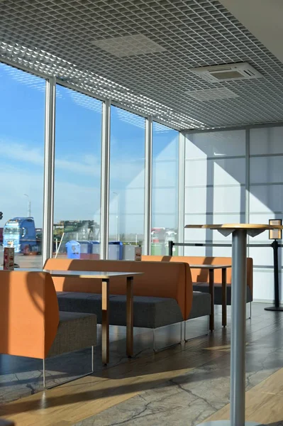 Penceresi olan modern ofis binası